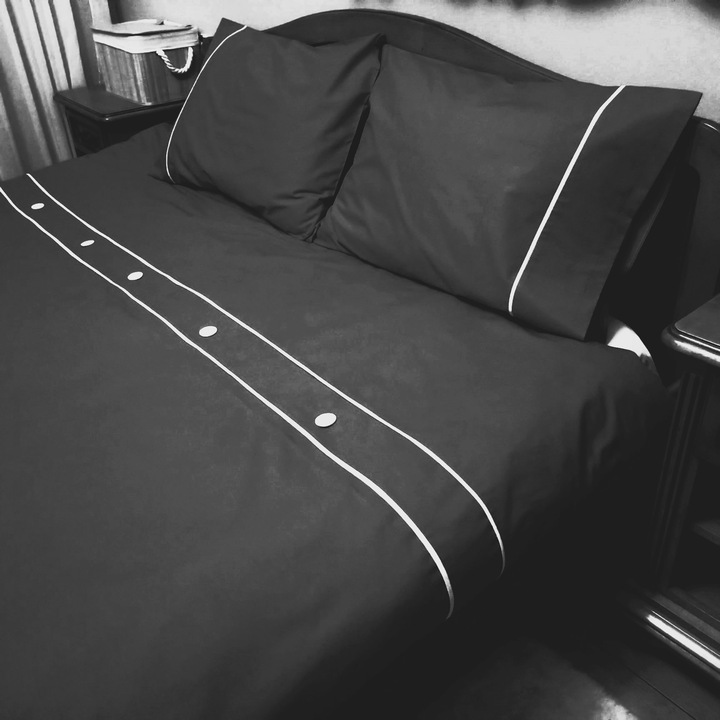 Set lenjerie pentru pat de 200 x 200 x 40 cm, Casa Bucuriei, Model paspoal, 4 piese, negru/alb, bumbac 100%, cearsaf cu elastic 280/280 cm, husa pilota 240/220 cm