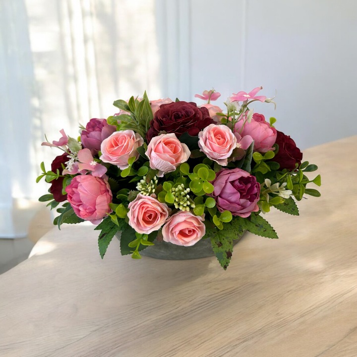 Aranjament floral cu flori artificiale 30x19x19 cm, Dady, din trandafiri roz, trandafiri rosu inchis vintage si bujori magenta, in vas oval din piatra
