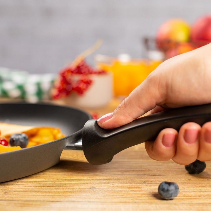 Kuhn Rikon Salto Crepe serpenyő, Ø 27 cm, prémium minőségű, alumíniumból és titánból, tapadásmentes felület, 3 rétegű talp, ergonomikus fogantyú, minden hőforrással kompatibilis, mosogatógépben mosható, könnyen tisztítható, fekete