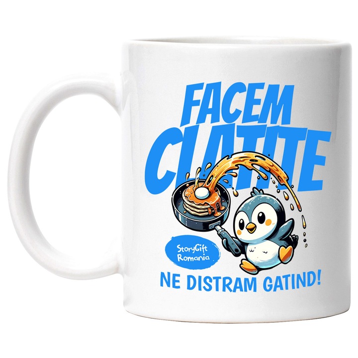 Cana cu Pinguin In Bucatarie Cu Tigaie Clatite Text Facem Clatite Ne Distram Gatind Mancare Dulce, Ceramica, 330ML, cu Maner Alb