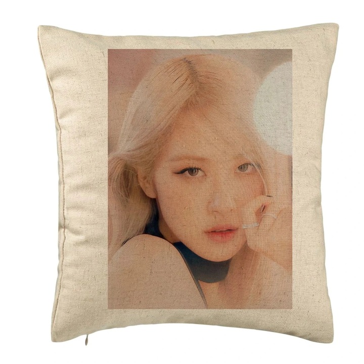 Perna Personalizata BlackPink Rose 4, 40×40 cm, Bej, Husa Detasabila, Burduf