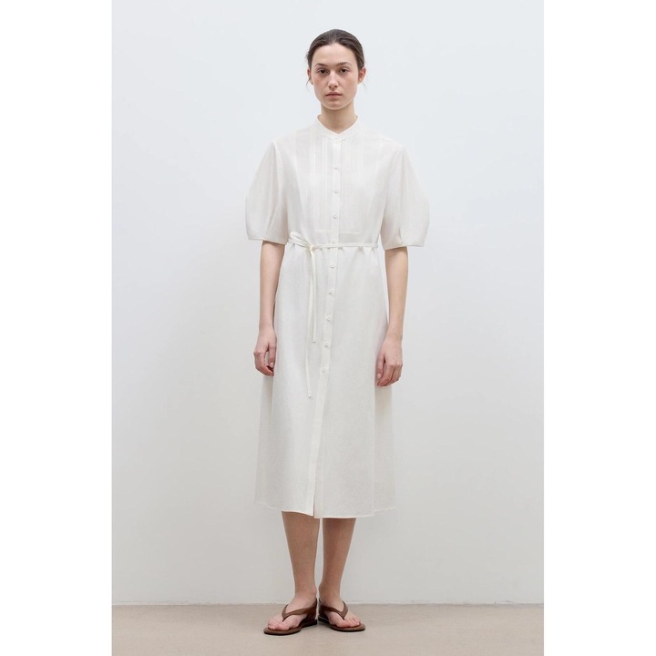 Fehér ruha magas gallérral és ráncolt háromnegyedes ujjakkal, ing stílusban, különleges alkalmakra, például esküvői bankettekre