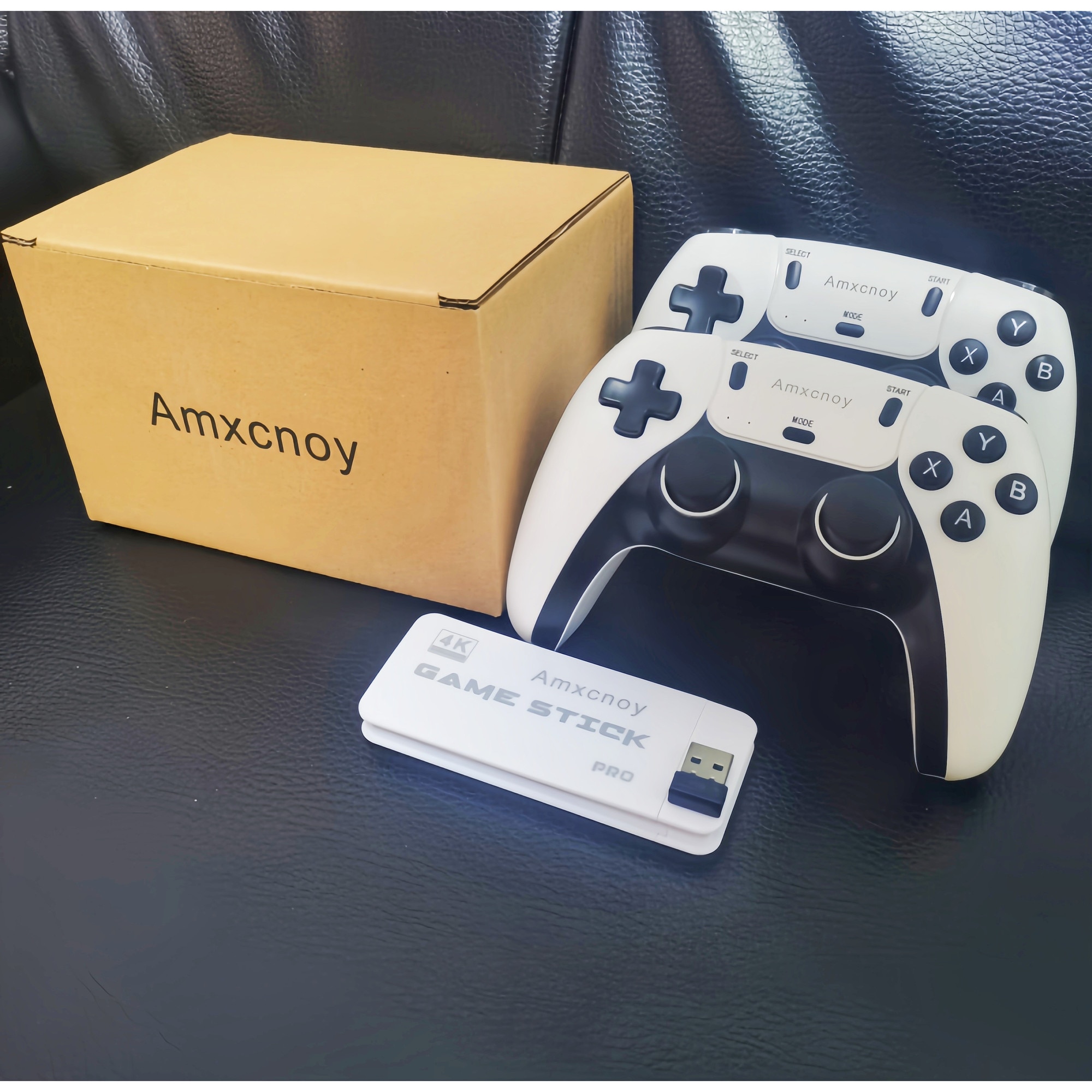 Consola jocuri tip stick, Amxcnoy, Suport 2 jucatori, Cu 2 controler wireless, Iesire HDMI de inalta definitie, USB wireless 2.4 GHz, 64G, 20000 de jocuri incorporate, Operare usoara si de transportat, Plug si Play, Pentru TV, Proiector, Monitor, Alb