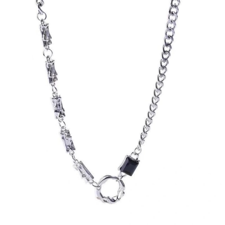 Colier argintiu CK din inox, design minimalist, bijuterie versatila pentru femei