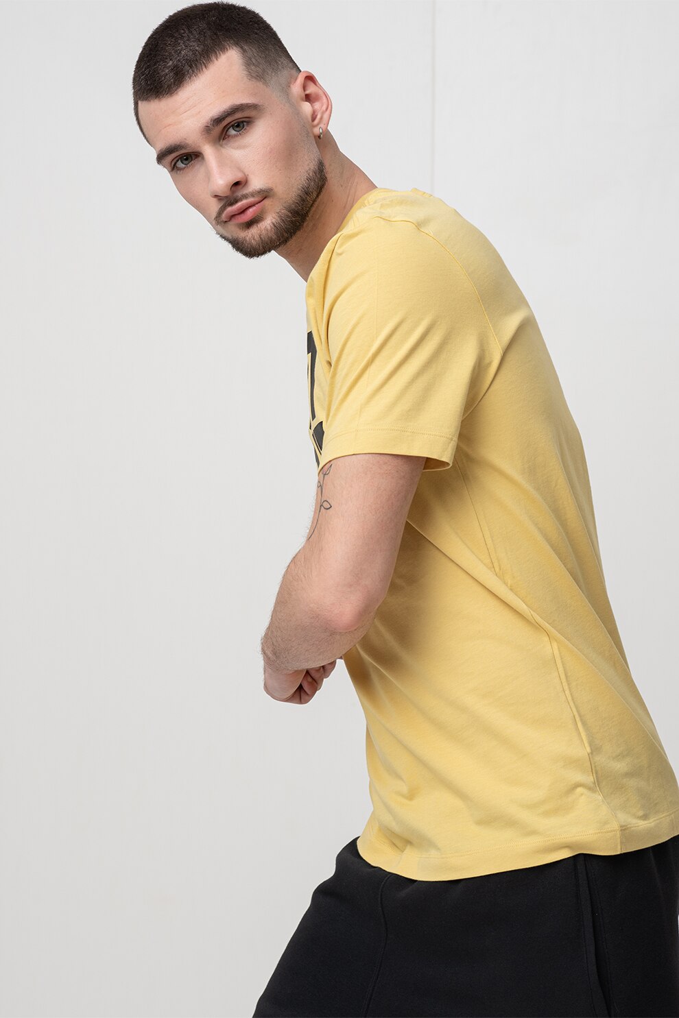 Nike, Tricou regular fit din bumbac cu imprimeu Sportswear, Negru, Galben, 2XL