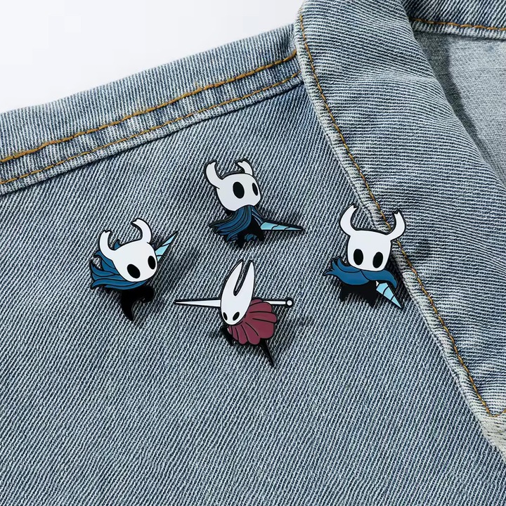Pin brosa, Hollow Knight - Model 4, multicolor, 4 cm x 5 cm