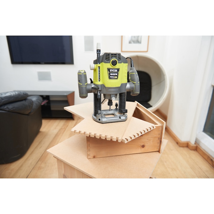 Електрическа фреза Ryobi RRT1600-K, 1600 W, дълбочина на рязане 55 mm, държач на фреза 6/8/12 mm, скорост на въртене 26000 rpm, мек старт