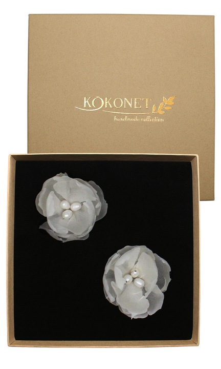 Cercei albi din matase, flori naturale, perle, handmade, de nunta, original BOHO