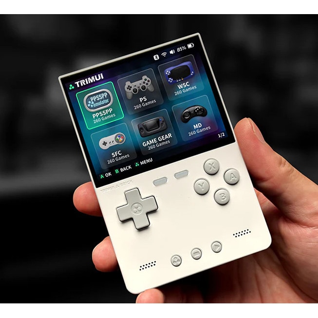 Consola retro TRIMUI Brick 64GB cu jocuri, quad core Cortex-A53 2.0GHz, 1GB RAM, IPS LCD 3.2" 1024x768 4:3, acumulator 3000 mAh, WiFi, Bluetooth, alba, portabila