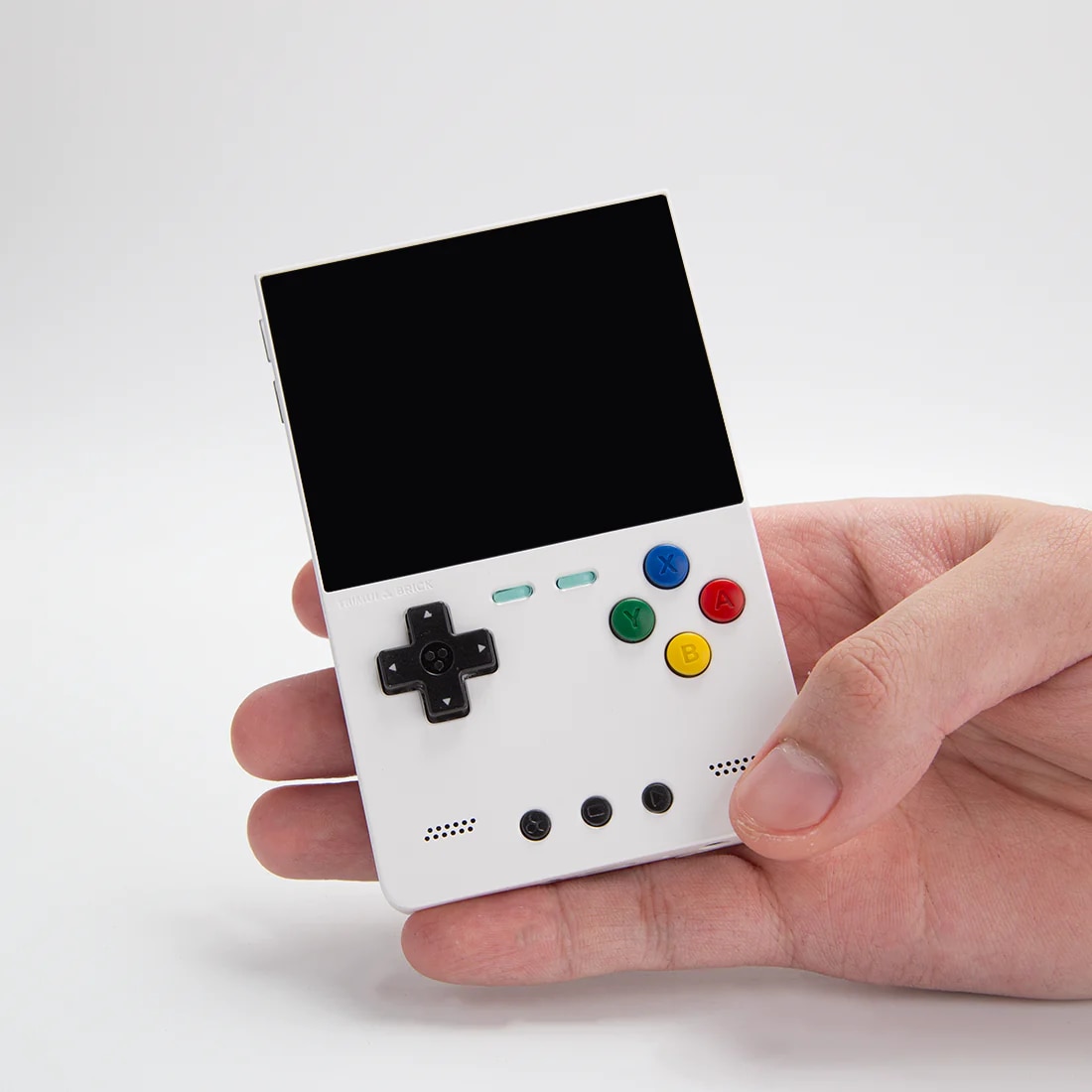Consola retro TRIMUI Brick 64GB cu jocuri, quad core Cortex-A53 2.0GHz, 1GB RAM, IPS LCD 3.2" 1024x768 4:3, acumulator 3000 mAh, WiFi, Bluetooth, alba, portabila