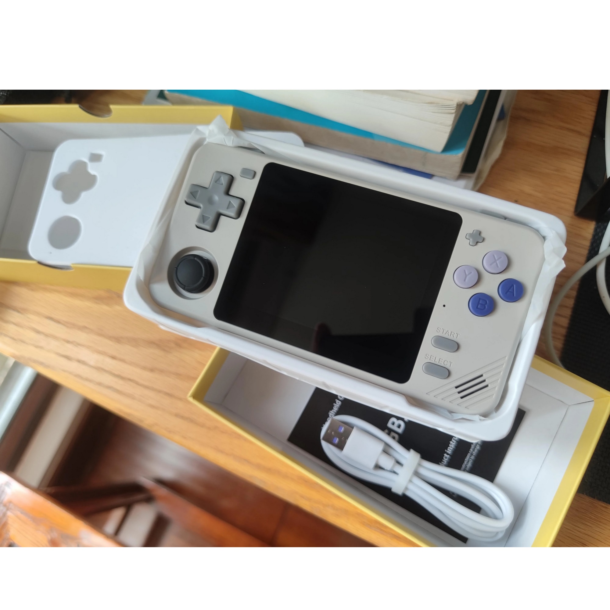 Consola retro Powkiddy RGB10X 64GB cu jocuri, quad core Cortex-A35 1.5GHz, 1GB RAM, IPS LCD 3.5" 640x480 4:3, acumulator 2800 mAh, gri, portabila