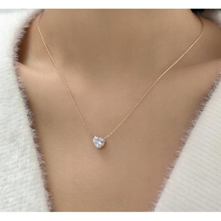 Дамско колие, Златно покритие, Дълга верижка, Сърце със цирконий, Настройка тип знаменитост, Регулируемо закопчаване, Максимална дължина 50 см, 1 брой