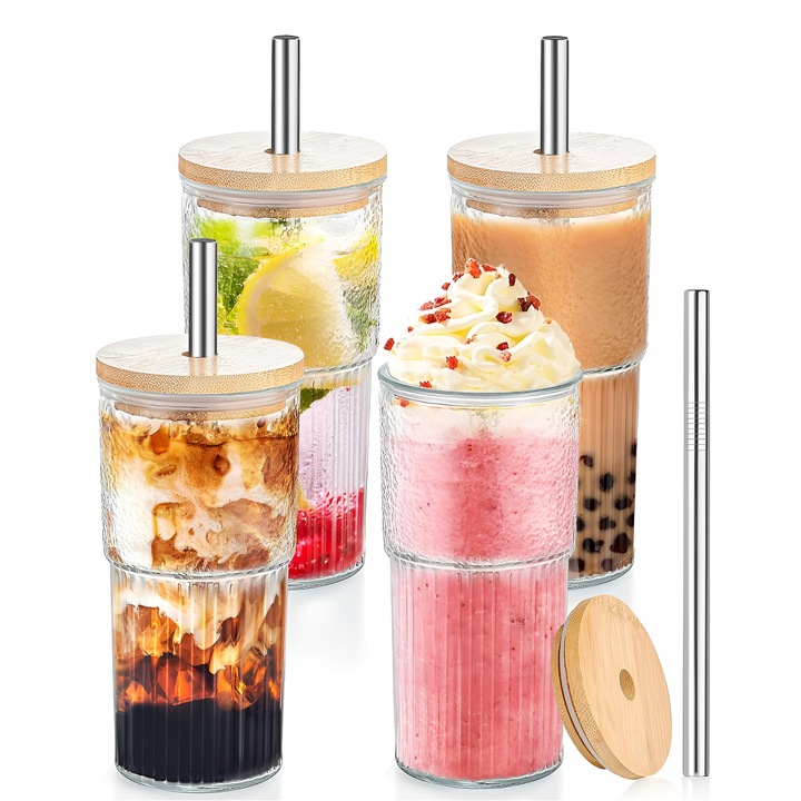 Комплект от 4 чаши с капак и сламка Salestore.ro®, за безалкохолни напитки, 600 ml, стъкло/бамбук/неръждаема стомана, устойчиви на високи и ниски температури, прозрачни/дърво