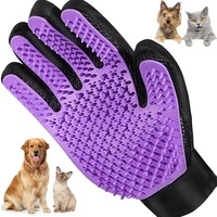 Manusa Fish & Paws ® tip perie de ingrijire pentru caini si pisici, elimina cu usurinta parul animalelor de companie si solutia perfecta pentru o blana sanatoasa, 7.5x6 cm, Mov