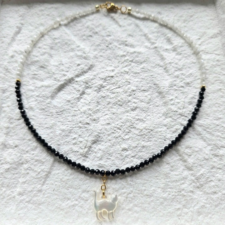 Colier handmade KRIS DESIGN ART bicolor cu charm pisică, alb-negru, 39cm