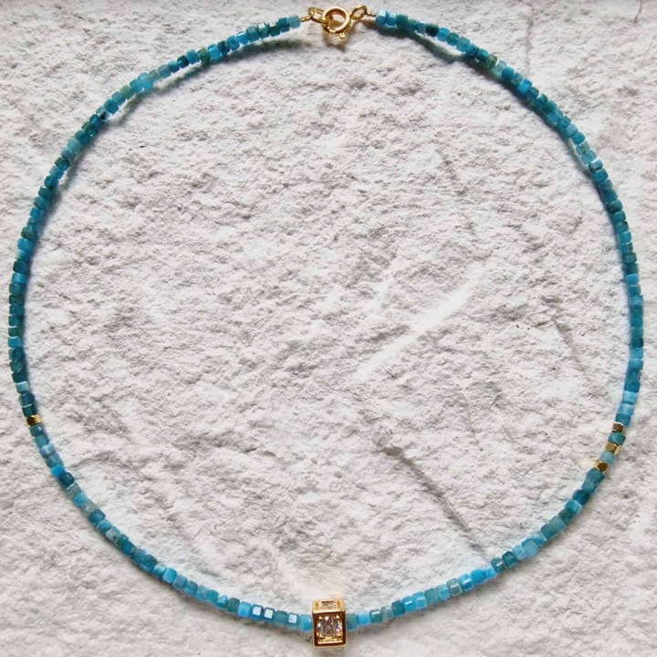 Colier KRIS DESIGN ART din pietre semiprețioase turcoaz, charm cub, 38cm, argint aurit 925