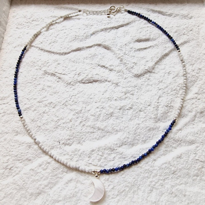 Colier bicolor cu charm luna, howlit si lapis lazuli, 38x5cm, argint 925