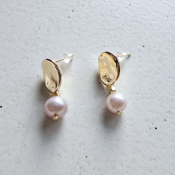 Cercei cu perle Edison roz, montură placată cu 14k, diametru perle 8mm, handmade