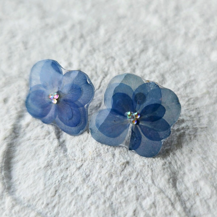 Cercei KRIS DESIGN ART din floare de hortensie mov/albastră, cu piatra de zircon, 2cm diametru