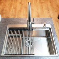 set chiuveta bucatarie inox cookingaid hera top cu 4 accesorii scurgator vase  gratar inox  dozator sapun inox  tocator lemn sapele 640mm x 490 mm adancime cuva 220mm montare pe blat finisaj satinat imagen 42_0_
0