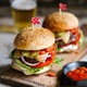Presa pentru burgeri din otel inoxidabil si lemn, 16x15x8.5cm, argintie