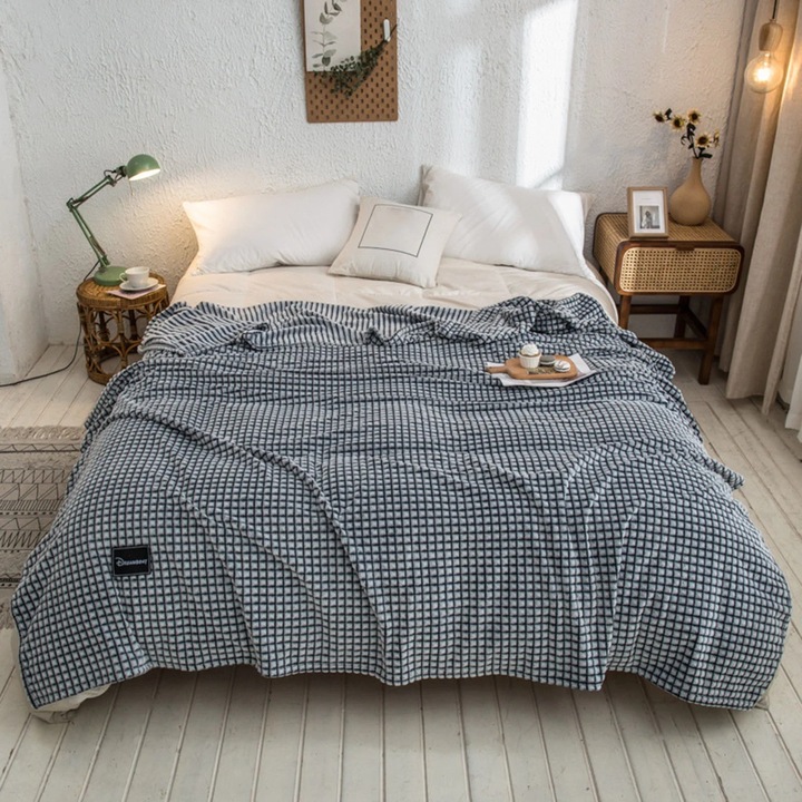 Patura racoroasa multicolora din velur coral, 100x150cm, pentru somn confortabil in sezonul cald
