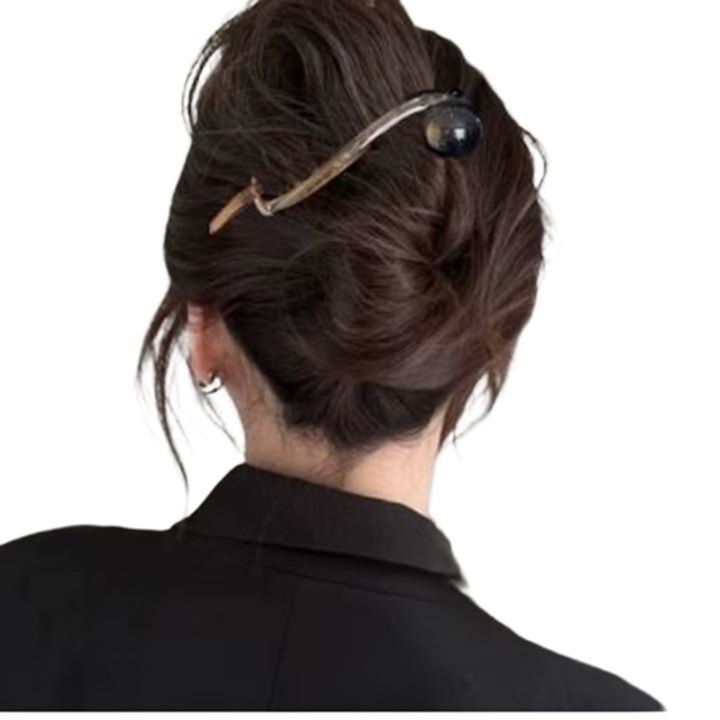 Clama de par tip banana CLASTITUDE, pentru coc sau twist frantuzesc, ac de par supradimensionat, din plastic tare, cu detaliu bila, pentru ocazii, petreceri, nunti, botezuri, dimensiune 11.2 x 2.7 x 2.5 cm, Maro / Gri