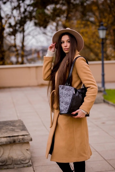 Geanta dama DAN-A din piele naturala neagra cu flori gri, 2 compartimente, 30x45cm