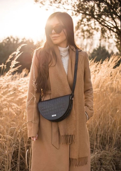 Geanta dama, DAN-A, neagra din piele cu imitatie de piele de crocodil, dimensiuni 30x20cm, cu curea reglabila.