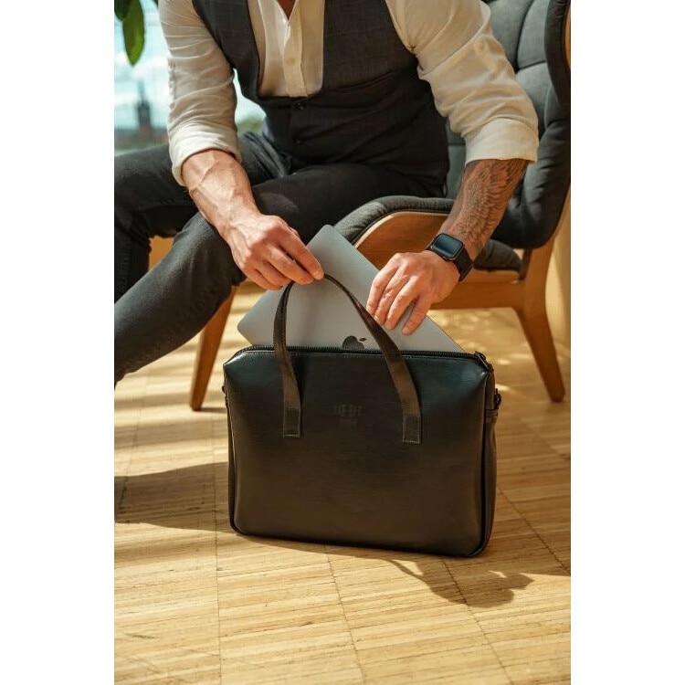 Geanta laptop din piele naturala DAN-A Herald, neagra, 15", cu compartiment si curea reglabila