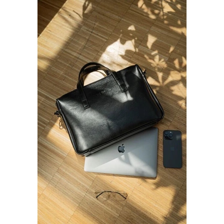 Geanta laptop din piele naturala DAN-A Herald, neagra, 15", cu compartiment si curea reglabila