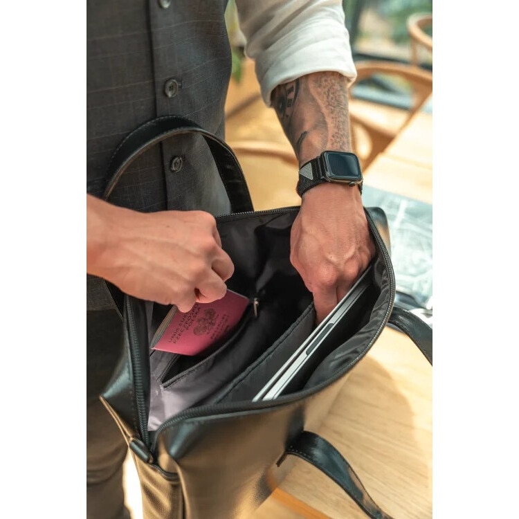 Geanta laptop din piele naturala DAN-A Herald, neagra, 15", cu compartiment si curea reglabila