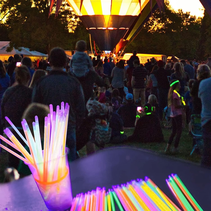 Set 100 bratari luminoase, RorAem, cu 100 de bucati de conectori, bratari fosforescente, Glow Sticks, stralucire continua timp de 6-10 ore, ABS, securitate, petrecere must-have