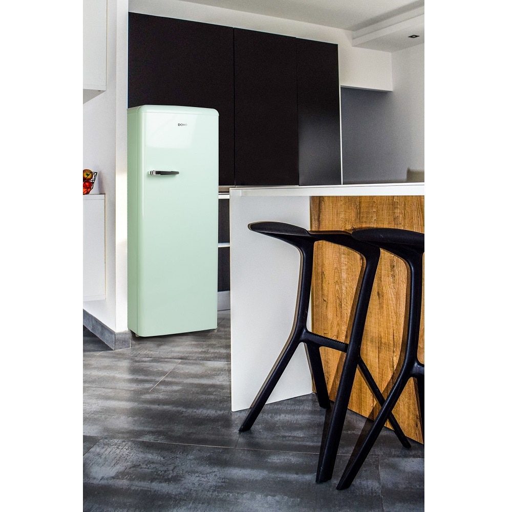 Frigider Retro DOMO, capacitate 218 litri, H 144.5 cm, congelator 24 litri, temperatura reglabila, 4 rafturi din sticla, 4 compartimente pe usa, compartiment fructe/legume, iluminare interioara, maner ergonomic, picioare ajustabile, verde pastel