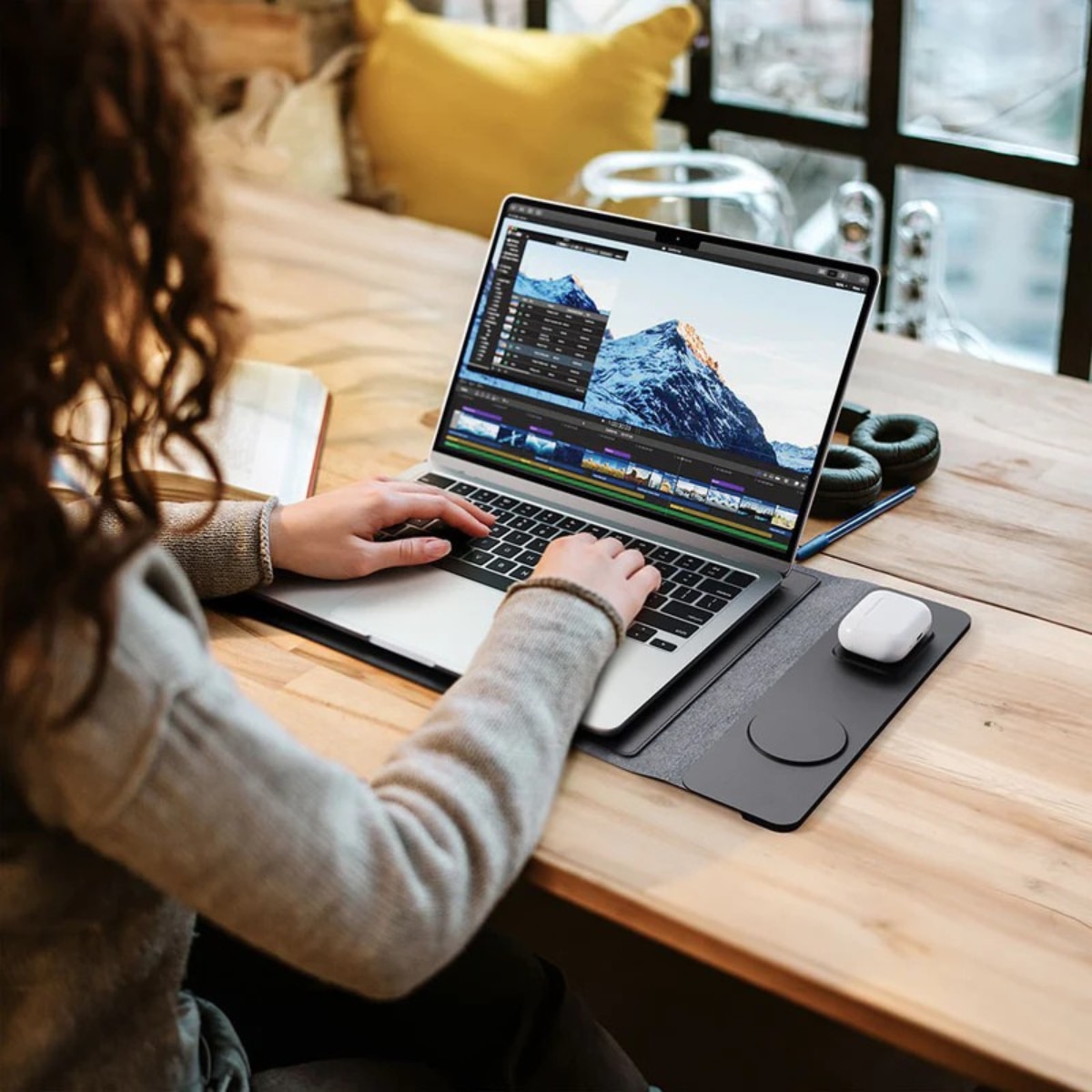 Husa Laptop cu Incarcare dubla Wireless 15W, Protectie 360, Impermeabila, Rezistenta la socuri, 15-16 inch, Suport Pliabil si Design Slim, Piele PU Premium, 4-in-1 cu Suport Mousepad, Compatibila Universal, MacBook Air, MacBook Pro, Tableta, Negru