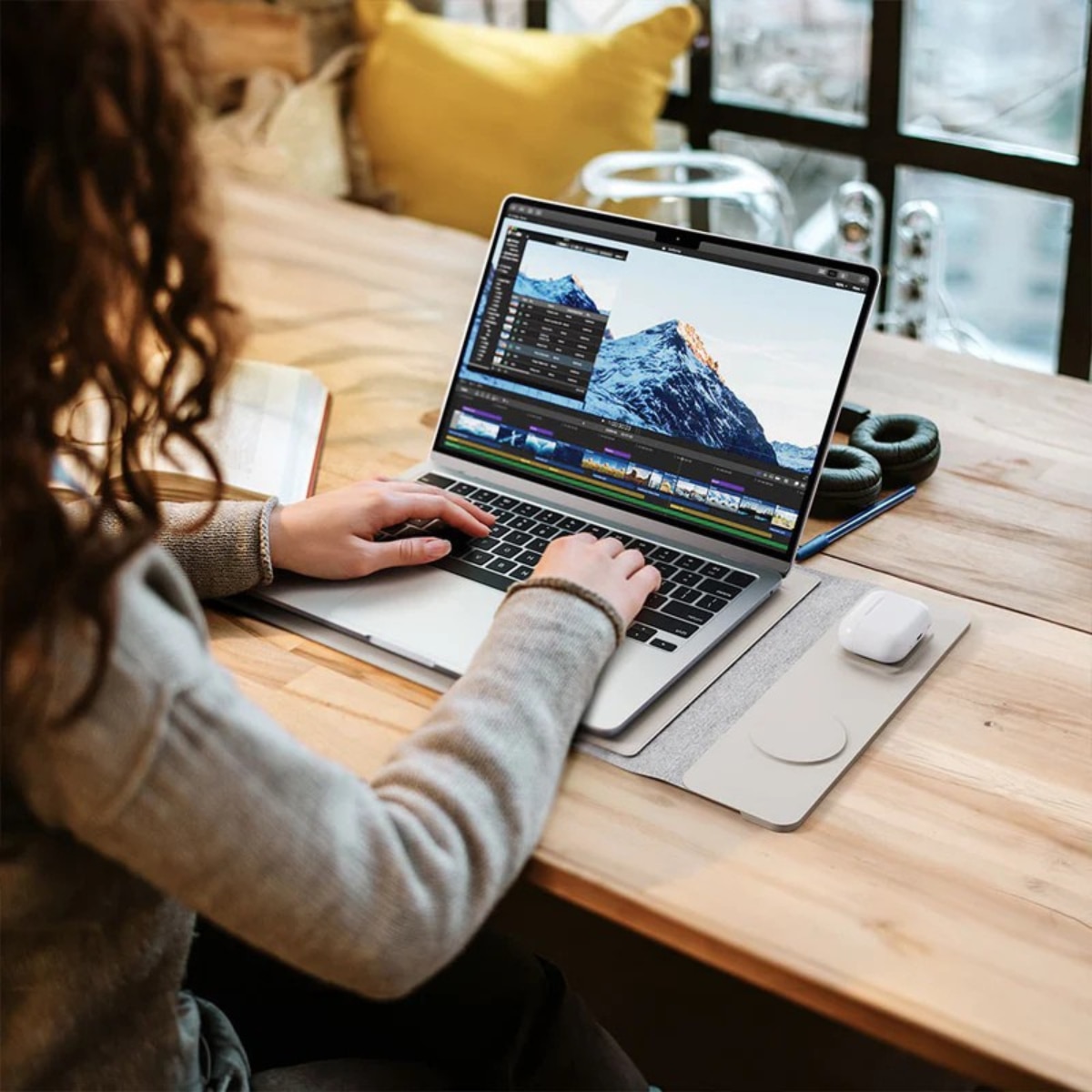 Husa Laptop cu Incarcare dubla Wireless 15W, Protectie 360, Impermeabila, Rezistenta la socuri, 13-14 inch, Suport Pliabil si Design Slim, Piele PU Premium, 4-in-1 cu Suport Mousepad, Compatibila Universal, MacBook Air, MacBook Pro, Tableta, Gri