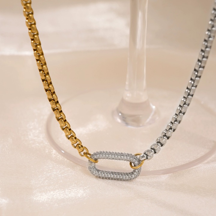 Верижка с U-образна висулка, титаниева стомана, дължина 50+5 см, Сребриста/златиста