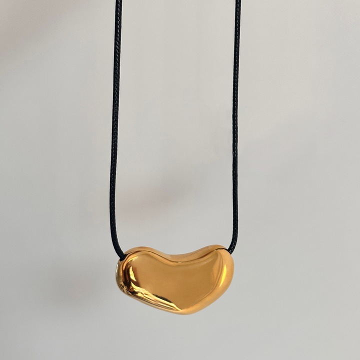 Szív medál nyaklánccal, fekete bőrzsinórral kombinálva, aranyozott titán acél, hossza 50cm+5cm, arany szín