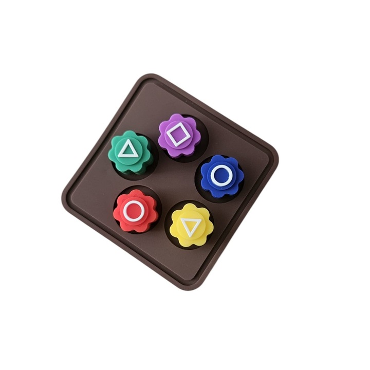 Gonggi joc traditional coreean, Squid Game/Jocul Calamarului, set 5 piese multicolore, tabla patrata maro