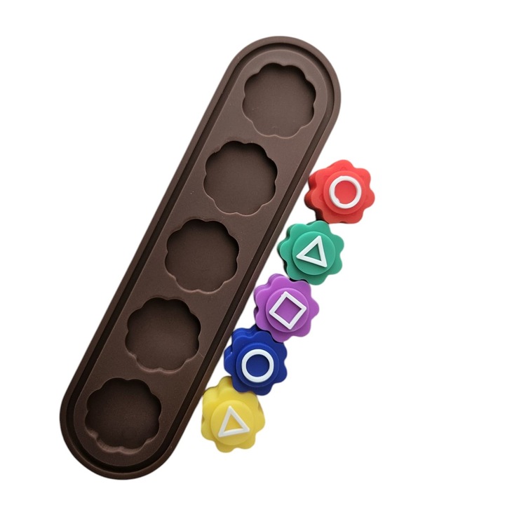 Gonggi joc traditional coreean, Squid Game/Jocul Calamarului, set 5 piese multicolore, tabla dreptunghiulara maro