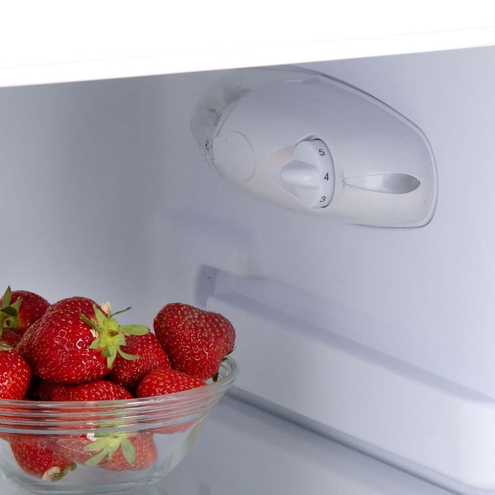 Frigider Retro DOMO, capacitate 206 litri, H 144.5 cm, congelator 44 litri, temperatura reglabila, 4 rafturi din sticla, 3 compartimente pe usa, compartiment fructe/legume, iluminare interioara, manere ergonomice, picioare ajustabile, blue pastel
