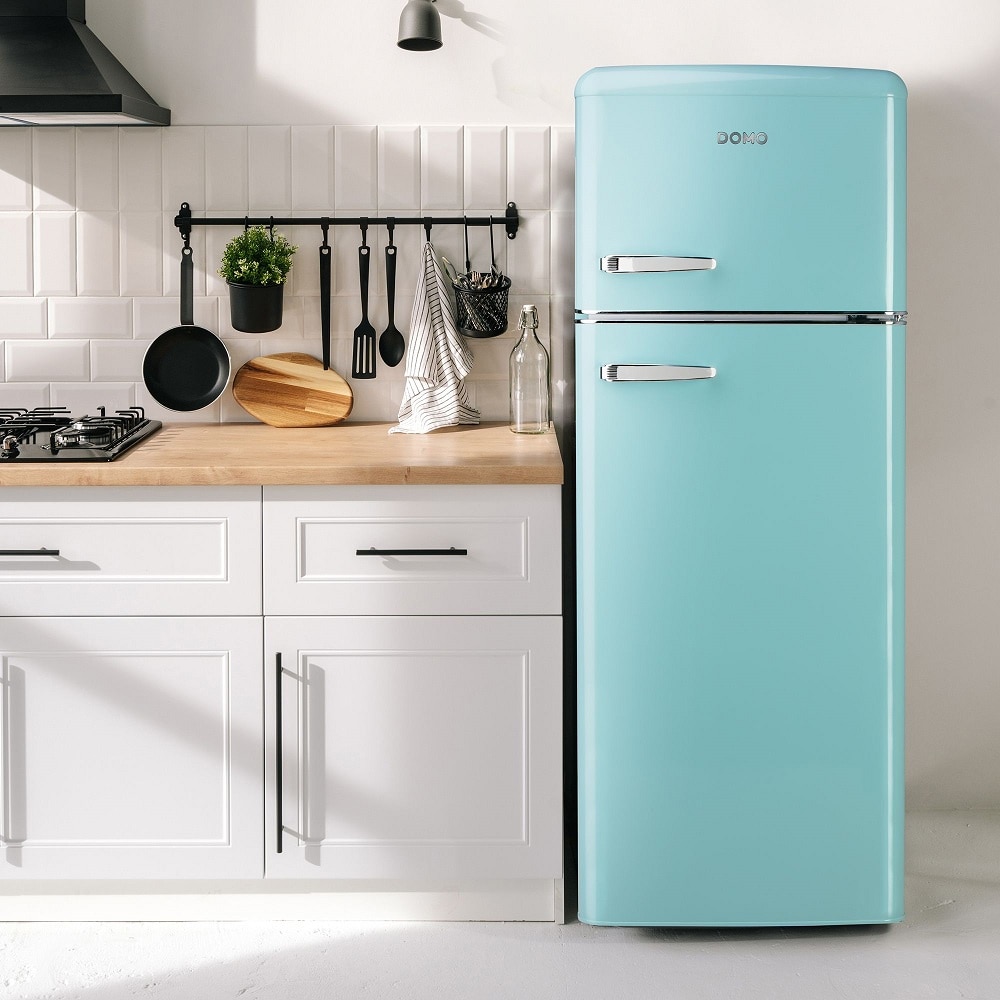 Frigider Retro DOMO, capacitate 206 litri, H 144.5 cm, congelator 44 litri, temperatura reglabila, 4 rafturi din sticla, 3 compartimente pe usa, compartiment fructe/legume, iluminare interioara, manere ergonomice, picioare ajustabile, blue pastel