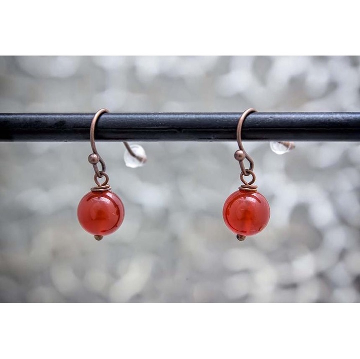 Karneol lógós réz drót fülbevaló 8mm