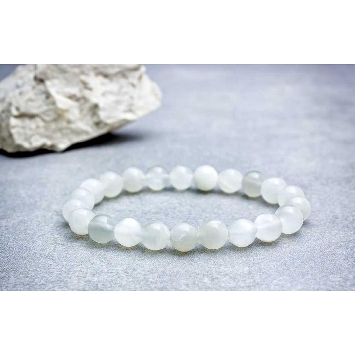 Гривна с минерал лунен камък