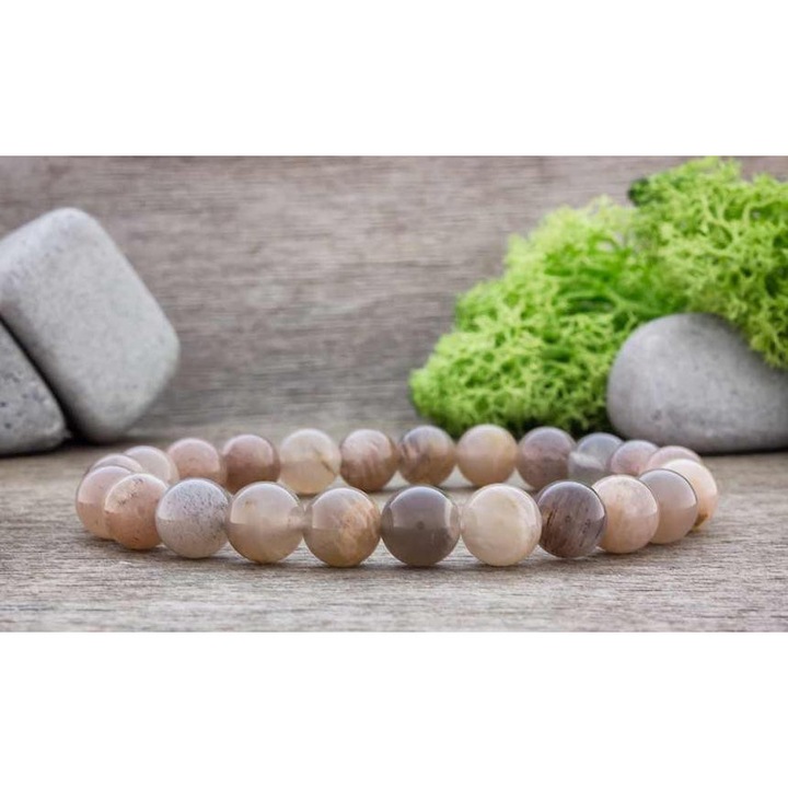 Гривна с минерален лунен камък в пустинята