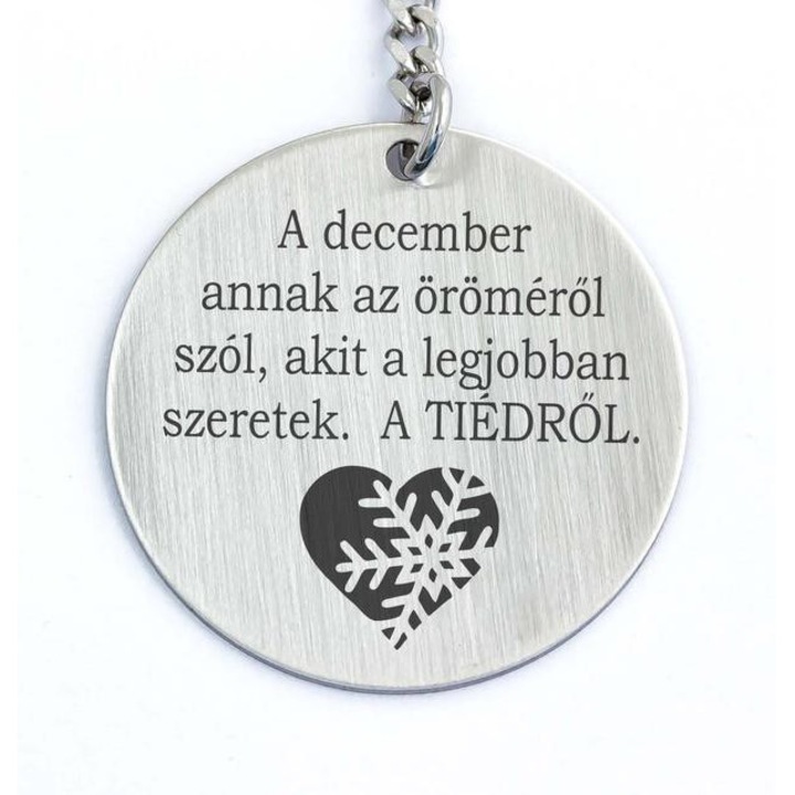 December öröméről szól acél medálos kulcstartó