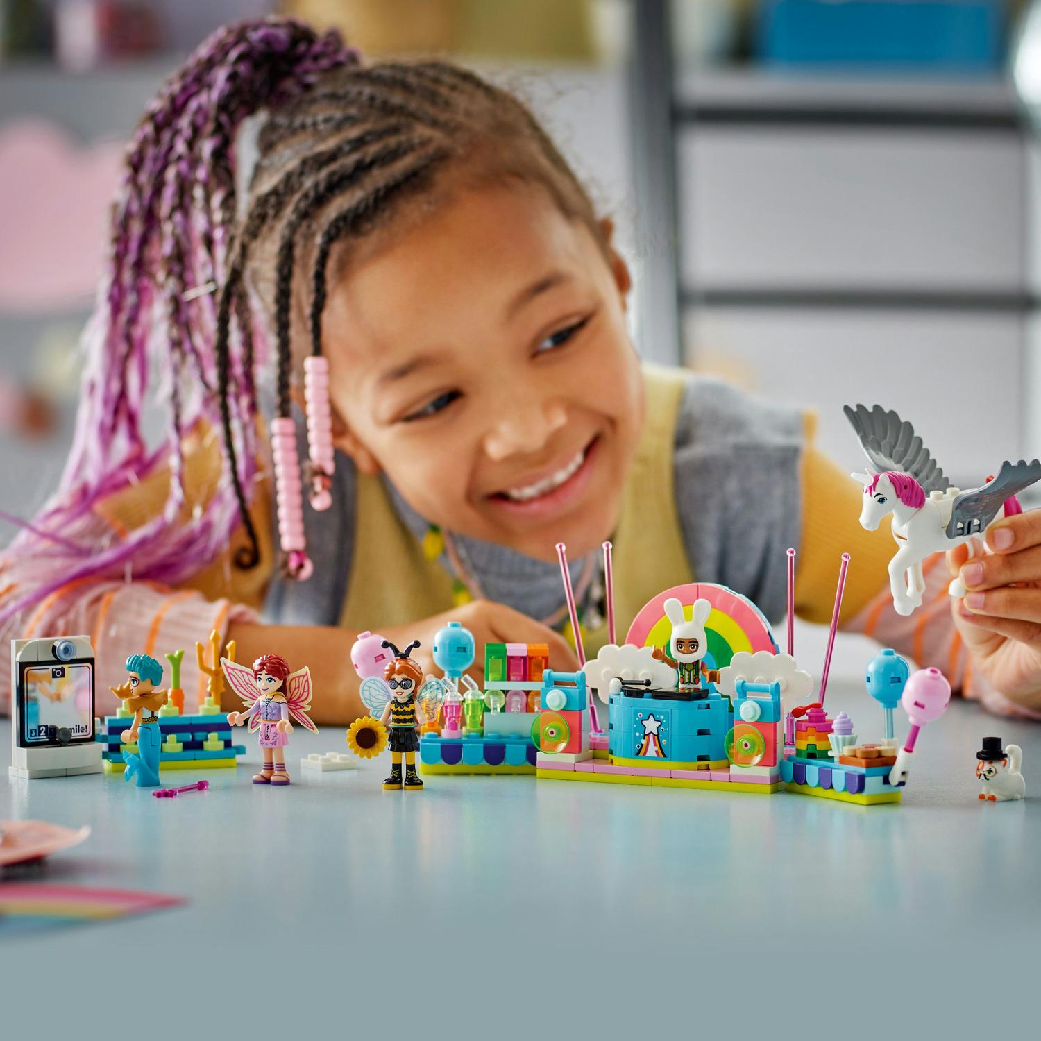 LEGO® Friends - Bal mascat cu unicornul si zana 42661, 261 piese