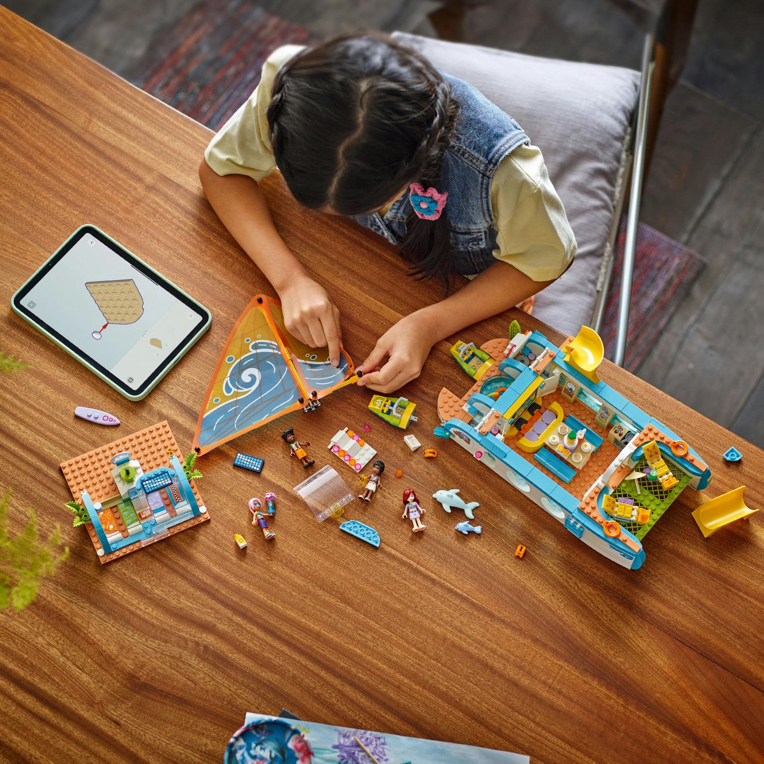 LEGO® Friends - Calatoria aventuroasa cu barca 42664, 685 piese