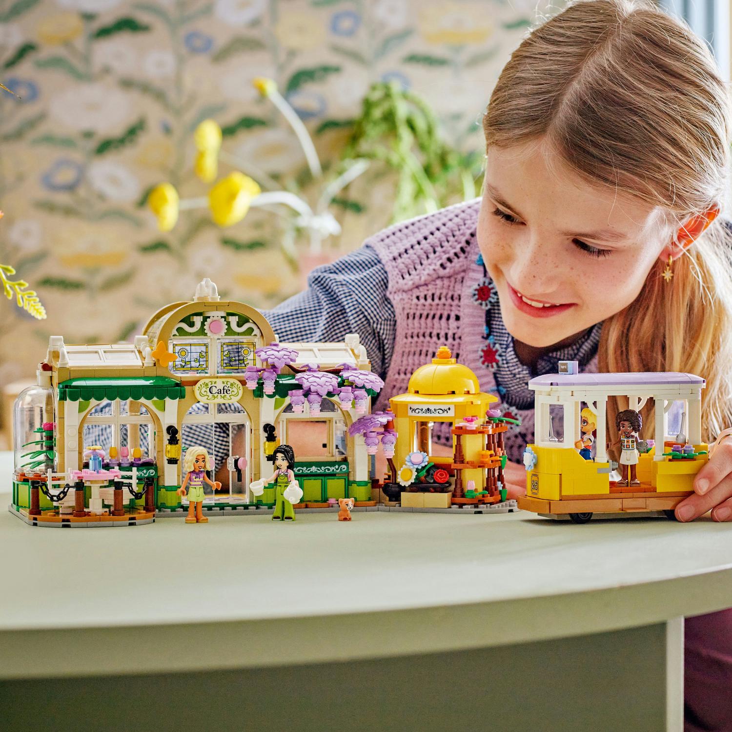 LEGO® Friends - Cafenea cu multe plante si florarie 42671, 1138