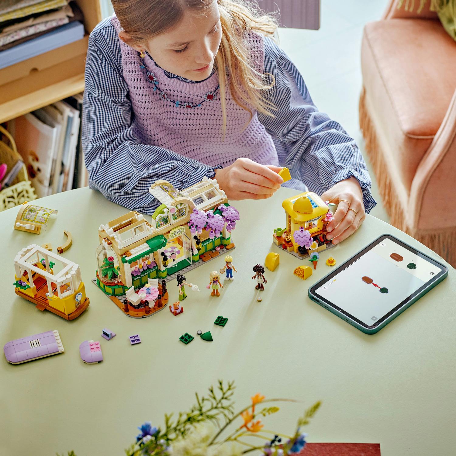 LEGO® Friends - Cafenea cu multe plante si florarie 42671, 1138